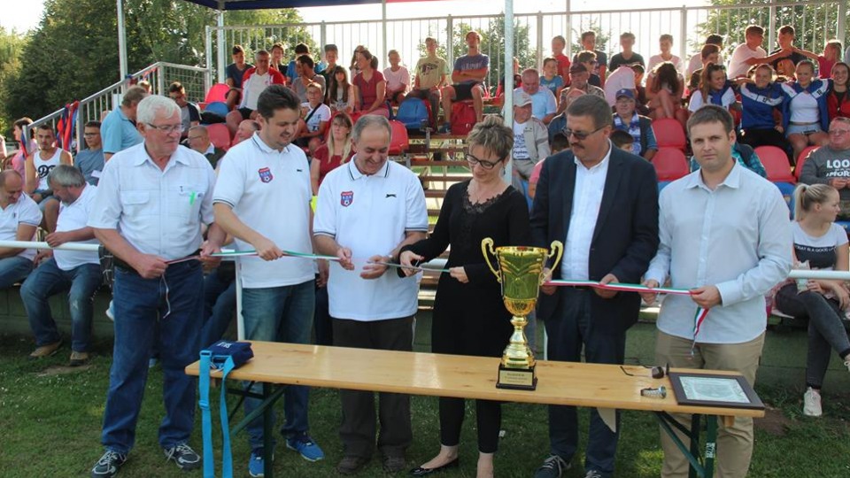 Műfüves labdarúgó pályát és lelátót adtak át Kecskéden